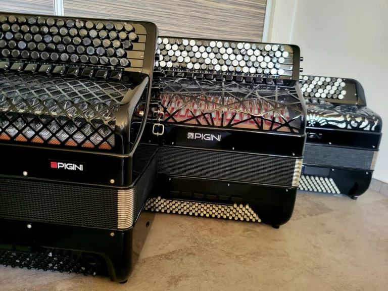 Instagram post from akordeonysro. This post is in position 0.