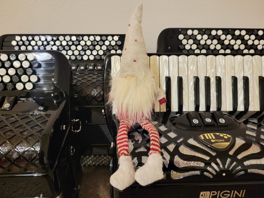 Instagram post from akordeonysro. This post is in position 0.