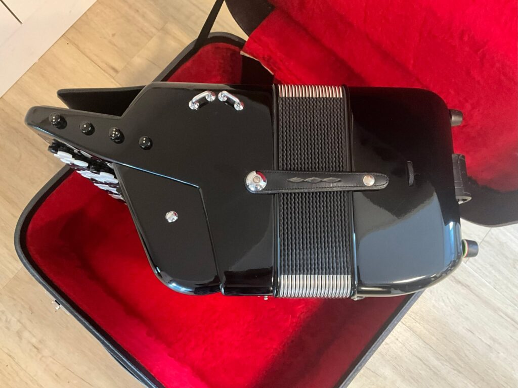 Instagram post from akordeonysro. This post is in position 1.