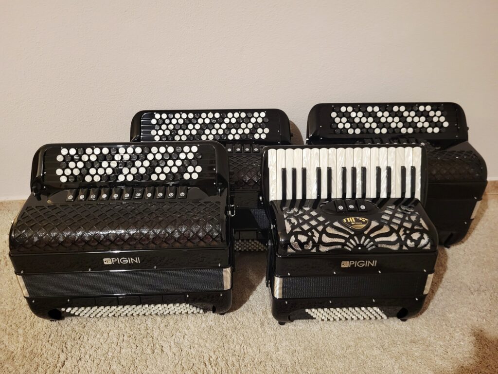 Instagram post from akordeonysro. This post is in position 2.